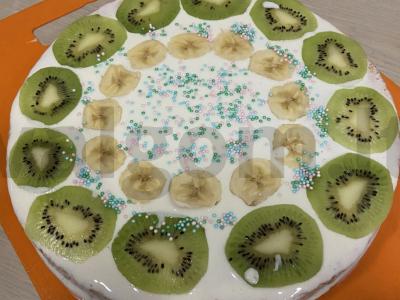 Grietinės pyragas su bananais ir kiviais pagrindine nuotrauka
