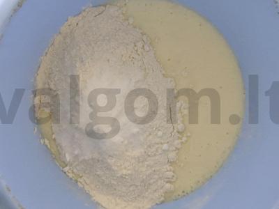 Skanūs mini keksiukai su dešra, sūriu ir alyvuogėmis Žingsnis 1