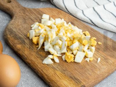 Įdaryti blyneliai su grybais ir kiaušiniais Žingsnis 1
