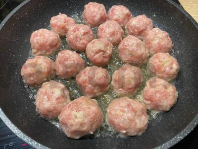 Mėsos kukuliai pomidorų padaže Žingsnis 2