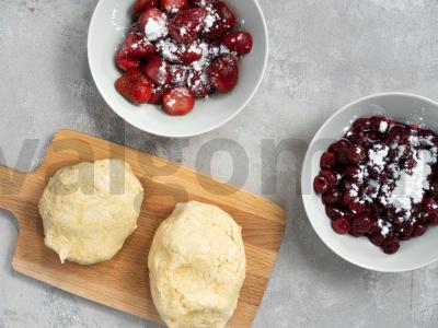 Pyragas su braškėmis ir šaldytomis vyšniomis Žingsnis 1