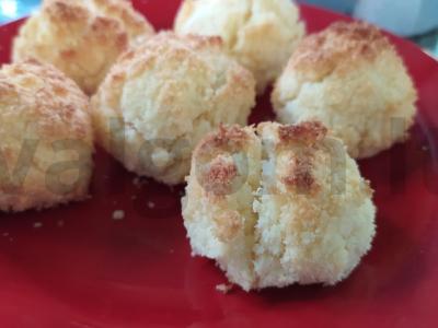 Skanūs trapūs kokosiniai sausainiai pagrindine nuotrauka