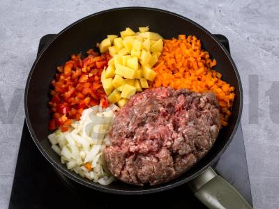 Troškinys su malta mėsa ir bulvėmis Žingsnis 3