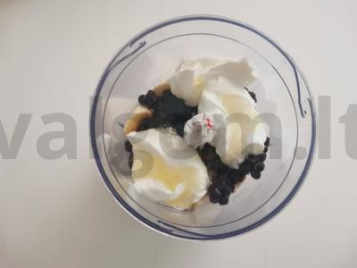 Kokteilis su bananais ir mėlynėmis Žingsnis 1