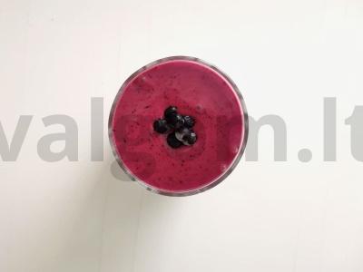 Kokteilis su bananais ir mėlynėmis pagrindine nuotrauka