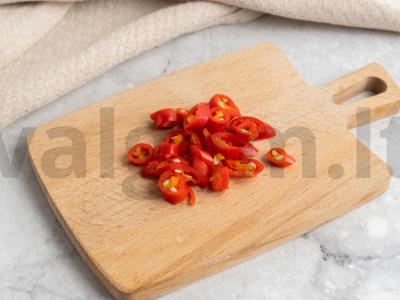 Soba su aitriųjų paprikų padažu, vištiena ir daržovėmis Žingsnis 1