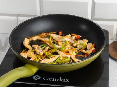 Soba su aitriųjų paprikų padažu, vištiena ir daržovėmis Žingsnis 2