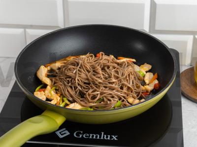 Soba su aitriųjų paprikų padažu, vištiena ir daržovėmis Žingsnis 3