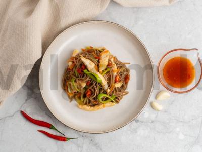 Soba su aitriųjų paprikų padažu, vištiena ir daržovėmis Žingsnis 4