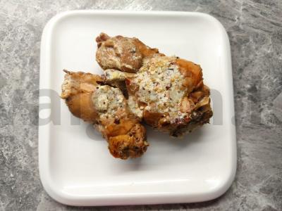 Švelnus triušienos frikasė vyno padaže pagrindine nuotrauka