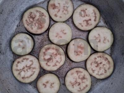 Naminės maltos mėsos kepsniai su baklažanais ir pomidorais Žingsnis 1