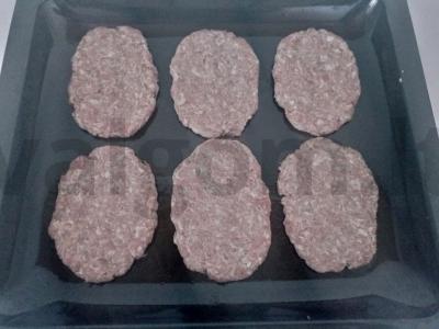 Naminės maltos mėsos kepsniai su baklažanais ir pomidorais Žingsnis 2