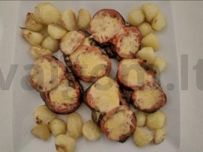 Naminės maltos mėsos kepsniai su baklažanais ir pomidorais pagrindine nuotrauka