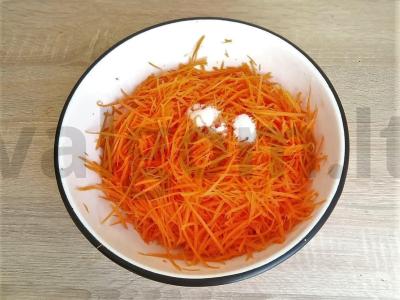 Greitos ir lengvos korėjietiškos morkos Žingsnis 1