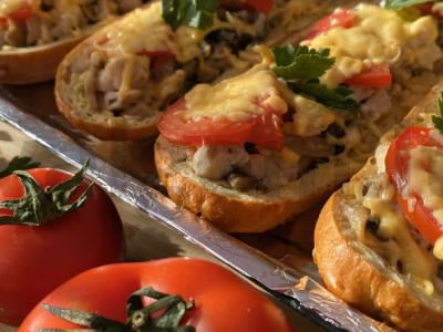 Brusketos su vištiena ir grybais po sūrio pagalve pagrindine nuotrauka