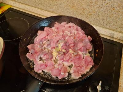 Julienne su vištiena, česnakais ir prieskoniais Žingsnis 3