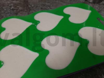 Ledai su kondensuotu pienu pagrindine nuotrauka