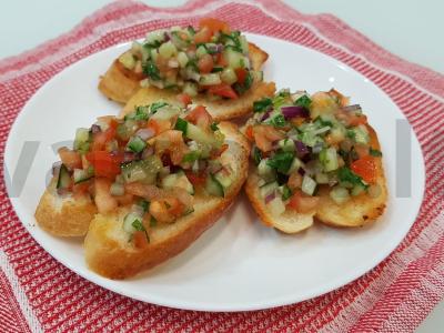 Brusketos su pomidorų ir agurkų salsa pagrindine nuotrauka