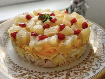 Puoštos vištienos salotos su ananasais pagrindine nuotrauka