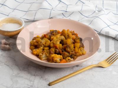 Daržovių troškinys su pipirais, baklažanais, kariu ir paprika pagrindine nuotrauka