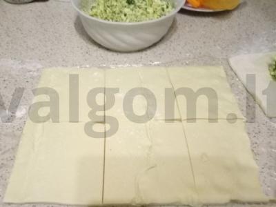 Plikyti pyragėliai su brynza ir žolelėmis Žingsnis 2
