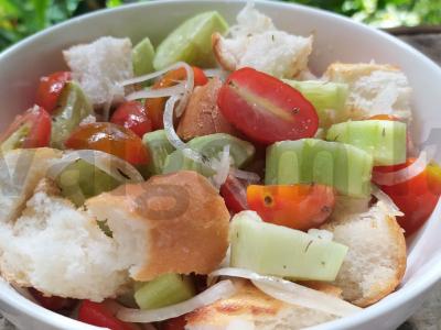 Itališkos "Panzanella" salotos. pagrindine nuotrauka