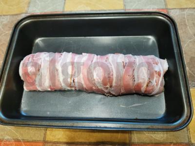 Į šoninę įvyniota vištiena, įdaryta sūriu, pipirais ir marinuotais agurkais Žingsnis 7