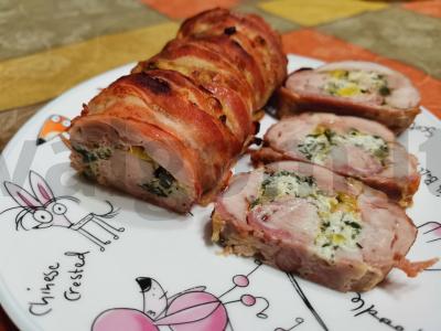 Į šoninę įvyniota vištiena, įdaryta sūriu, pipirais ir marinuotais agurkais pagrindine nuotrauka