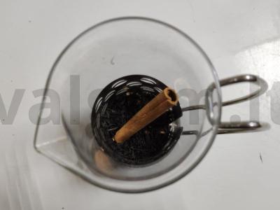 Arbatos gėrimas ant brendžio su prieskoniais ir citrina Žingsnis 1