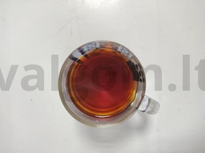 Arbatos gėrimas ant brendžio su prieskoniais ir citrina pagrindine nuotrauka