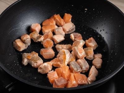 Paprasti farfalle makaronai su lašiša Žingsnis 3