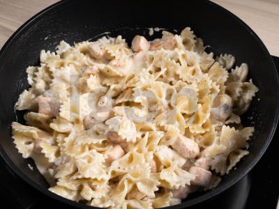 Paprasti farfalle makaronai su lašiša Žingsnis 6
