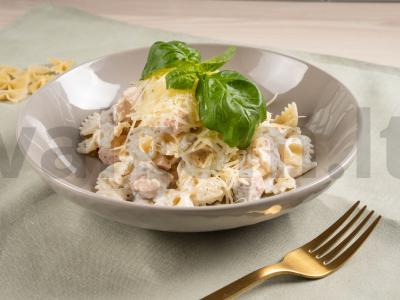 Paprasti farfalle makaronai su lašiša pagrindine nuotrauka
