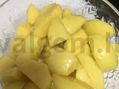 Bulvės su vištienos šlaunelėmis orkaitėje Žingsnis 1