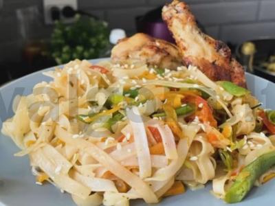 Makaronai su daržovėmis sojų padaže pagrindine nuotrauka