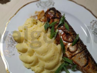 Skumbrė, kepta svogūnų ir citrinų padaže su bulvių koše pagrindine nuotrauka