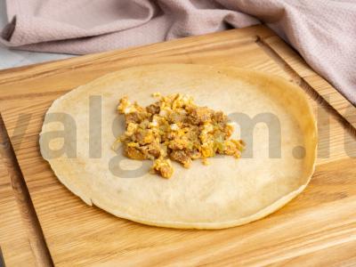 Blyneliai, įdaryti malta mėsa, svogūnais ir kiaušiniais Žingsnis 4