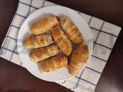 Sultingos dešrelės trijų ingredientų tešloje pagrindine nuotrauka