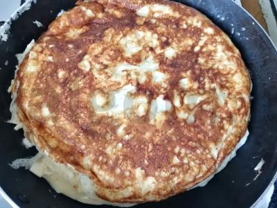 Greitas pitos pyragas su sūriu keptuvėje Žingsnis 5