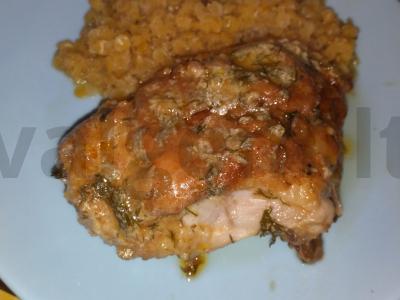 Vištienos šlaunelės česnakiniame padaže pagrindine nuotrauka