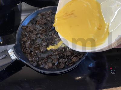 Sūrio omletas su grybais Žingsnis 9