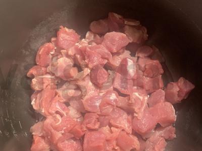 Kiaulienos ir daržovių kepsnys daugiafunkcinėje keptuvėje Žingsnis 1