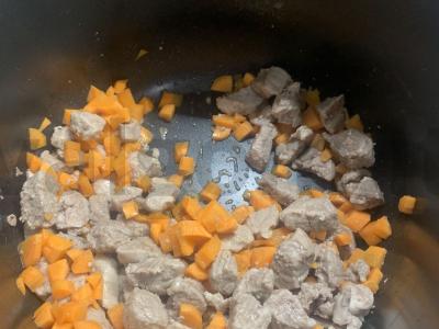 Kiaulienos ir daržovių kepsnys daugiafunkcinėje keptuvėje Žingsnis 2