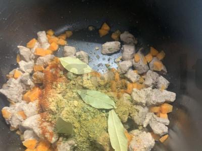 Kiaulienos ir daržovių kepsnys daugiafunkcinėje keptuvėje Žingsnis 4