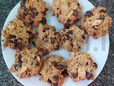 Avižiniai sausainiai su sultenėmis ir migdolais pagrindine nuotrauka