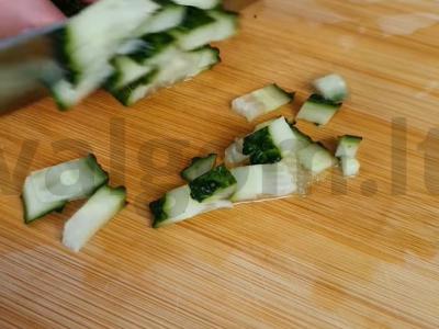 Tartaletės su sūriu, agurkais ir raudona žuvimi Žingsnis 1