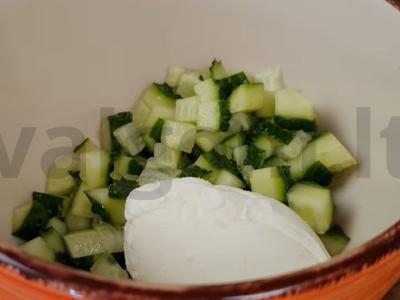 Tartaletės su sūriu, agurkais ir raudona žuvimi Žingsnis 2