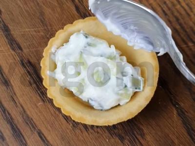 Tartaletės su sūriu, agurkais ir raudona žuvimi Žingsnis 3