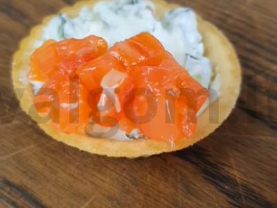 Tartaletės su sūriu, agurkais ir raudona žuvimi Žingsnis 4