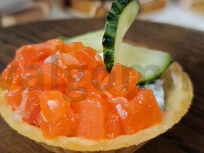 Tartaletės su sūriu, agurkais ir raudona žuvimi pagrindine nuotrauka